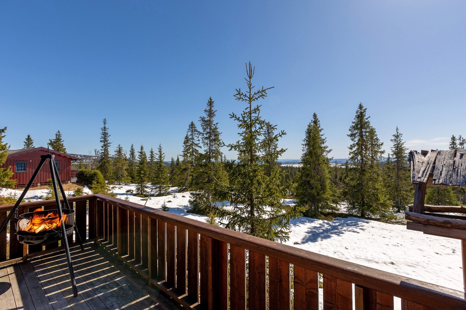 Veranda vender mot sørvest og gir flott utsyn mot både skogen og fjellheimen. Galleribilde