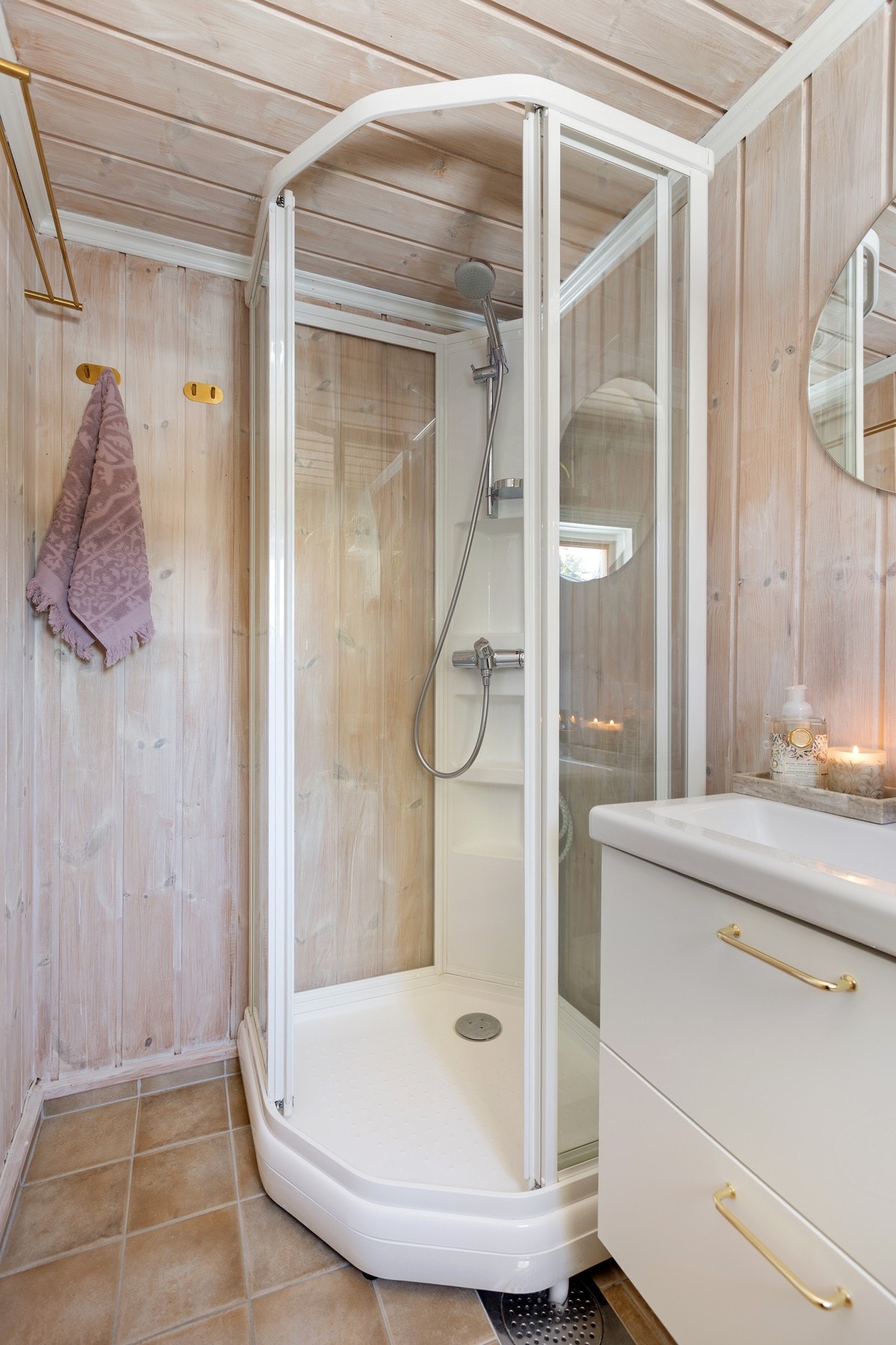Badet er utstyrt med dusjkabinett og gulvmontert toalett. Galleribilde
