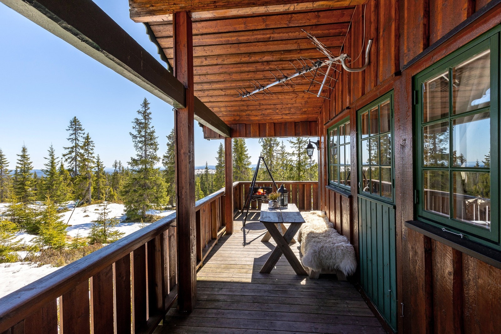 Fra stuen er det utgang til en hyggelig og delvis overbygget veranda. Galleribilde