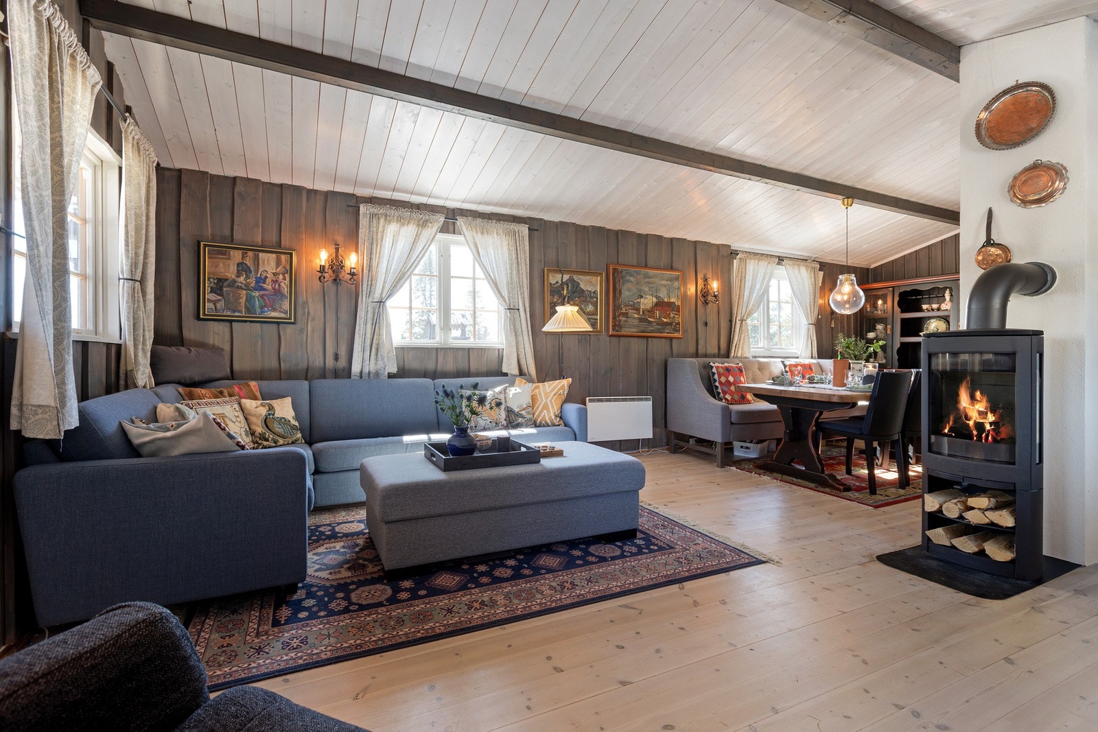 Vinduene slipper inn rikelig med naturlig lys og utsikten fra sofakroken er upåklagelig. Vedovnen bidrar til både effektiv oppvarming og ekstra kos på kjølige vinterdager. Galleribilde