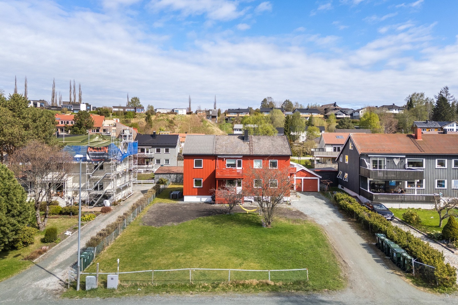 Flere butikker, restauranter og bussholdeplass ligger kun 5-10 min gange fra boligen. Galleribilde