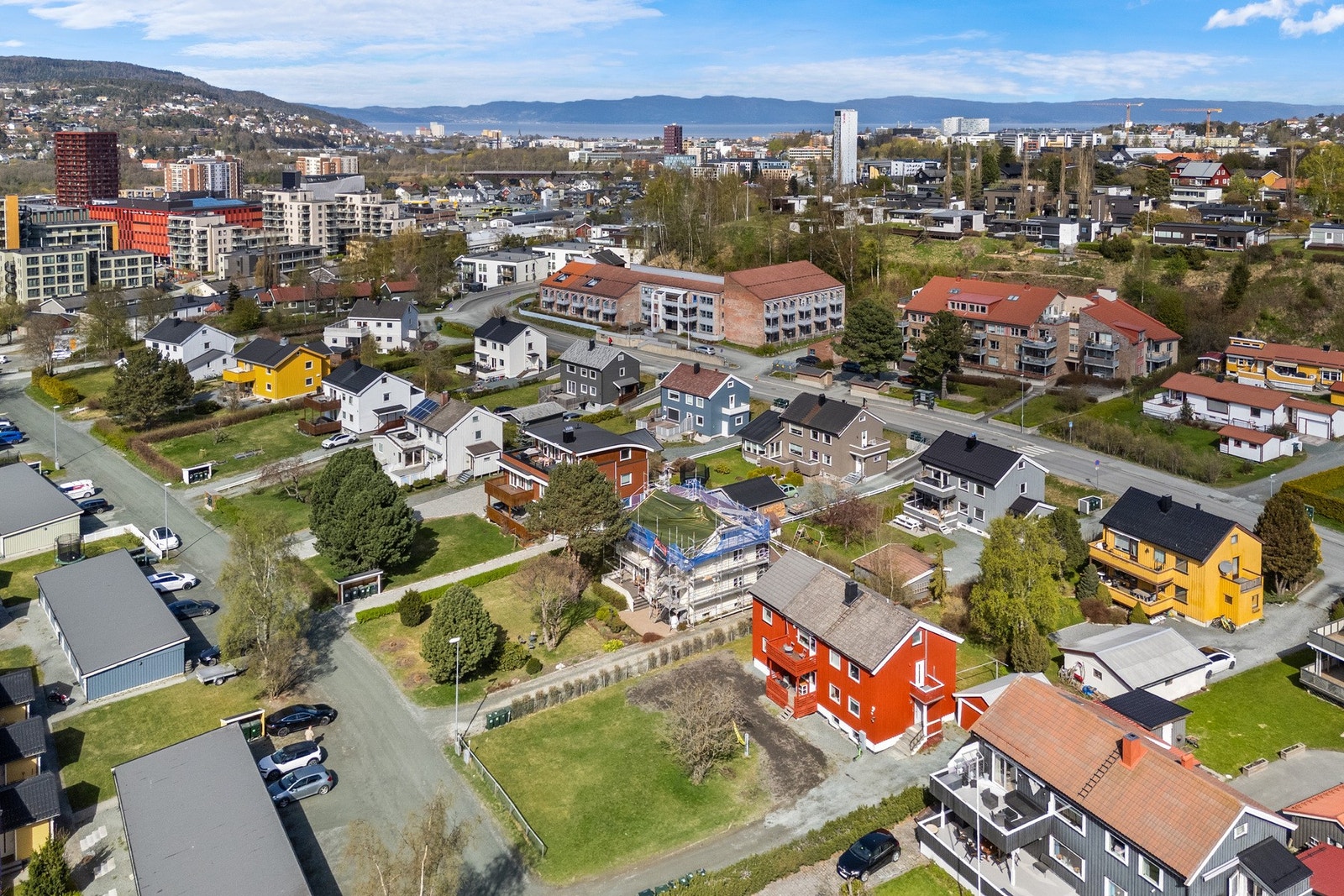 NTNU, St. Olavs hospital, HHiT, Samfundet og Sluppen ligger innen kort gang- og sykkelavstand, samtidig som boligen ligger i rolige og grønne omgivelser i et avskjermet område. Galleribilde