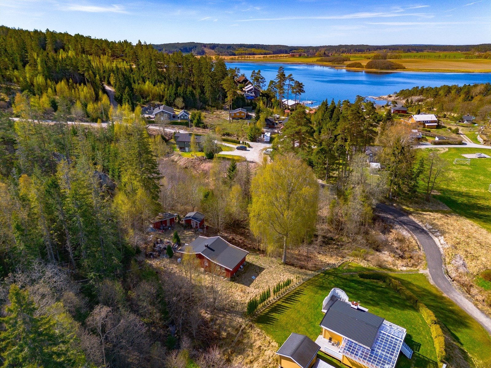 Eiendommen ligger i naturskjønne omgivelser med kort avstand til sjøen. Galleribilde