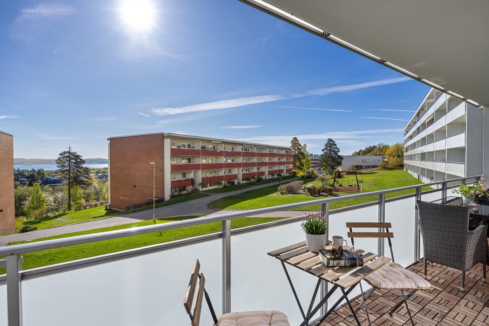 Syd-østvendt overbygd balkong på 10 m² med adkomst fra stuen. Galleribilde