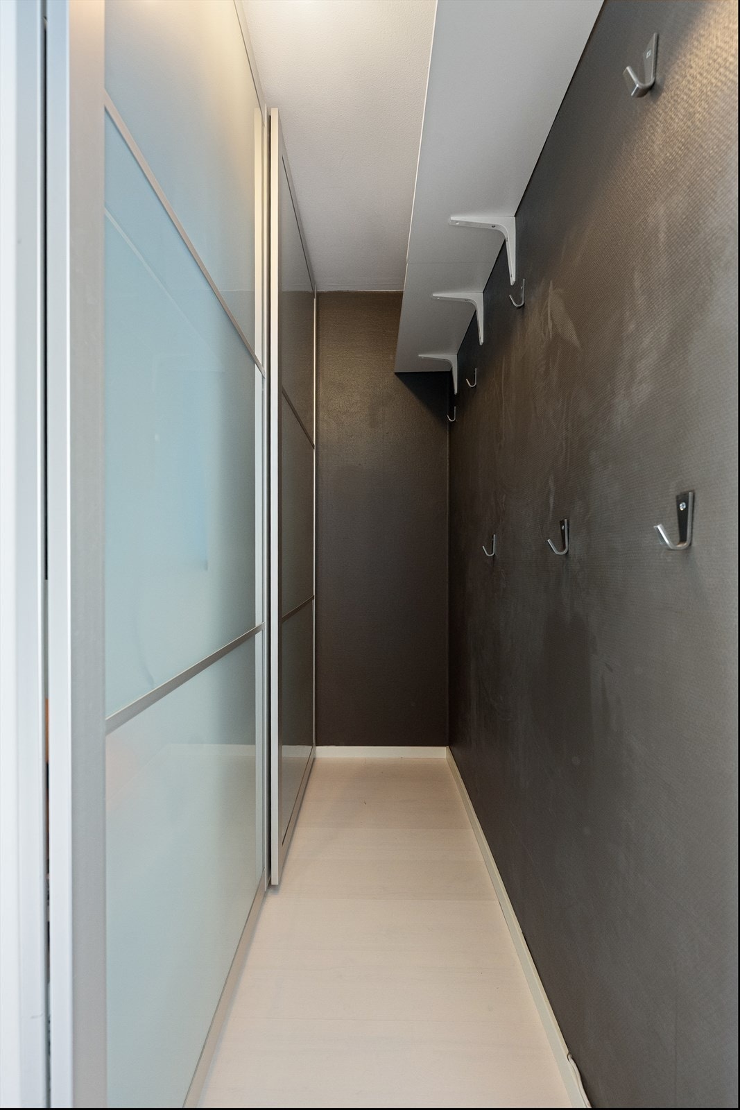 Garderoberom på hovedsoverommet med skyvedørsgarderobe. Rommet er byggemeldt som kott. Galleribilde