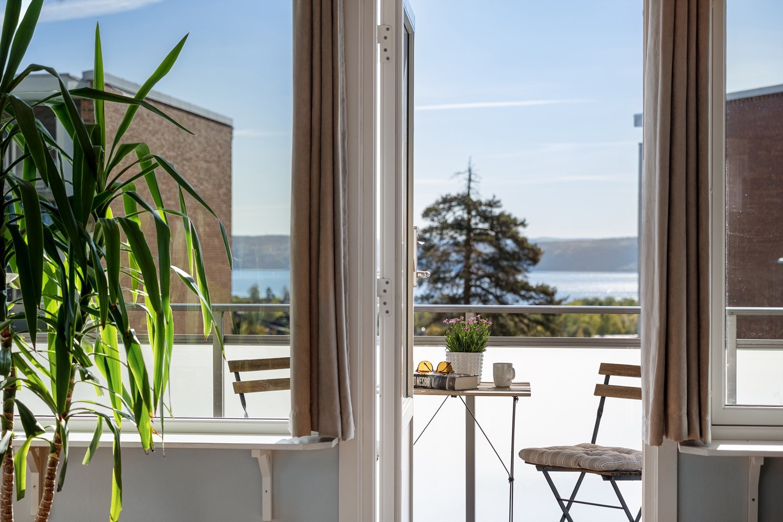 Rekkverk i herdet glass med håndløper i aluminium gir et moderne uttrykk. Balkongen ble renovert i 2021 i regi av sameiet. Galleribilde
