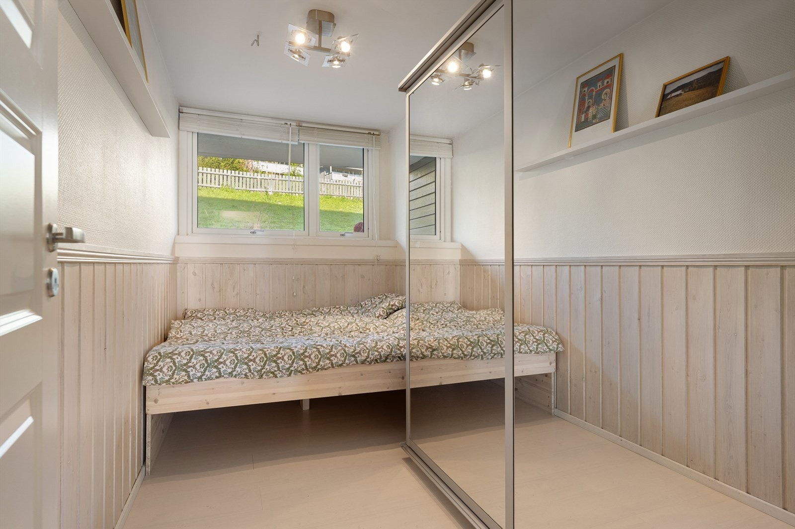 Det andre soverommet egner seg godt som barnerom, gjesterom eller kontor. Begge rommene er utstyrt med skyvedørsgarderobe og har laminat på gulv. Galleribilde