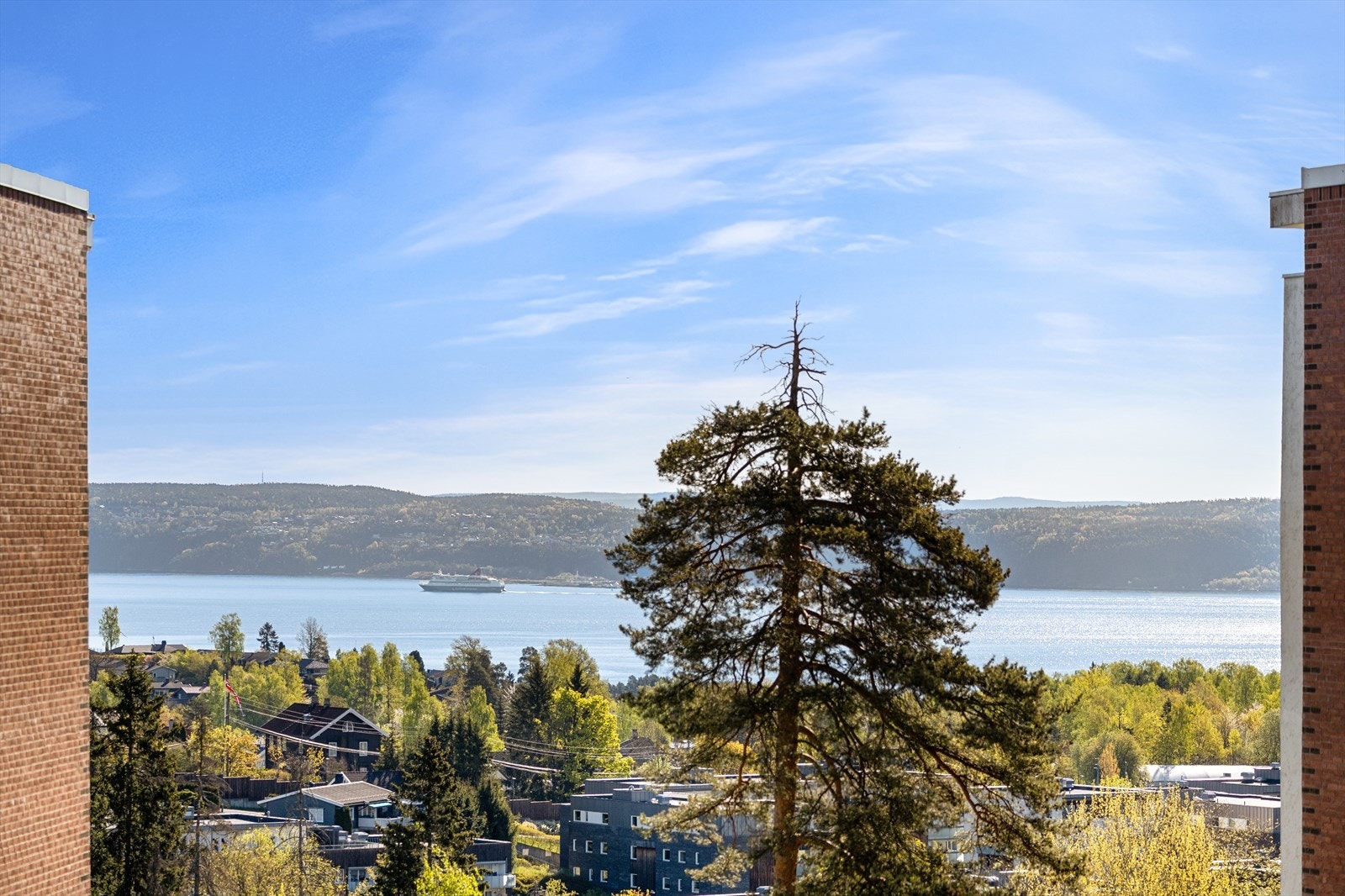 Fra balkongen er det fin utsikt mot fjorden. Galleribilde