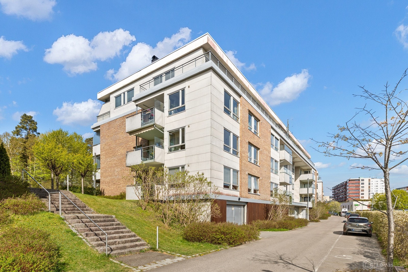 Sameiet har velholdte fellesarealer og en egen gjesteleilighet som kan leies av beboerne. Galleribilde