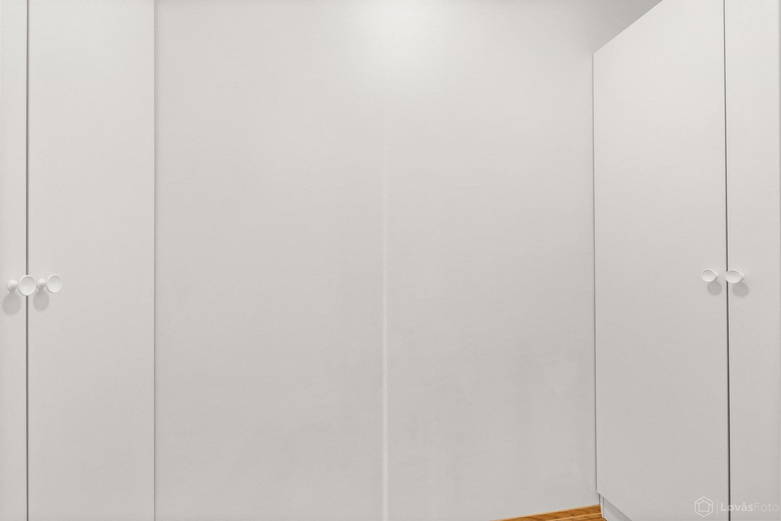 En praktisk innvendig bod gir ekstra lagringsplass. Leiligheten disponerer også en bod i kjelleren. Galleribilde