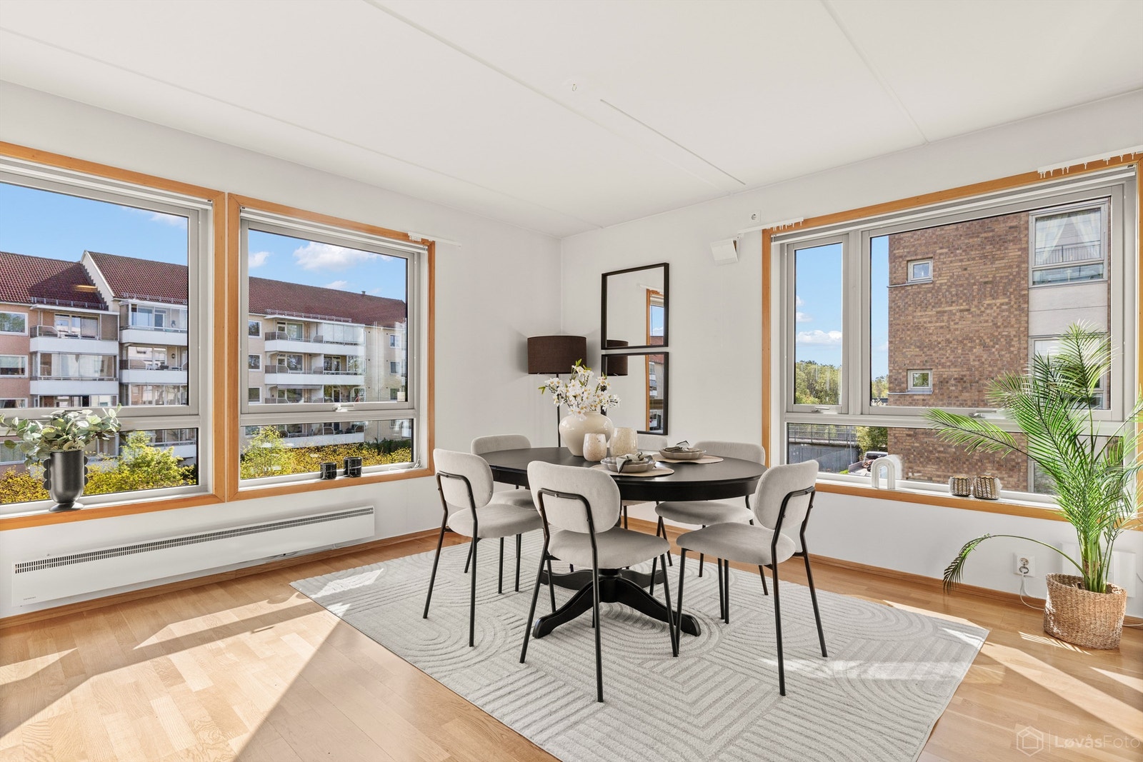 Som hjørneleilighet får stuen rikelig med dagslys fra vinduer på to vegger. Galleribilde