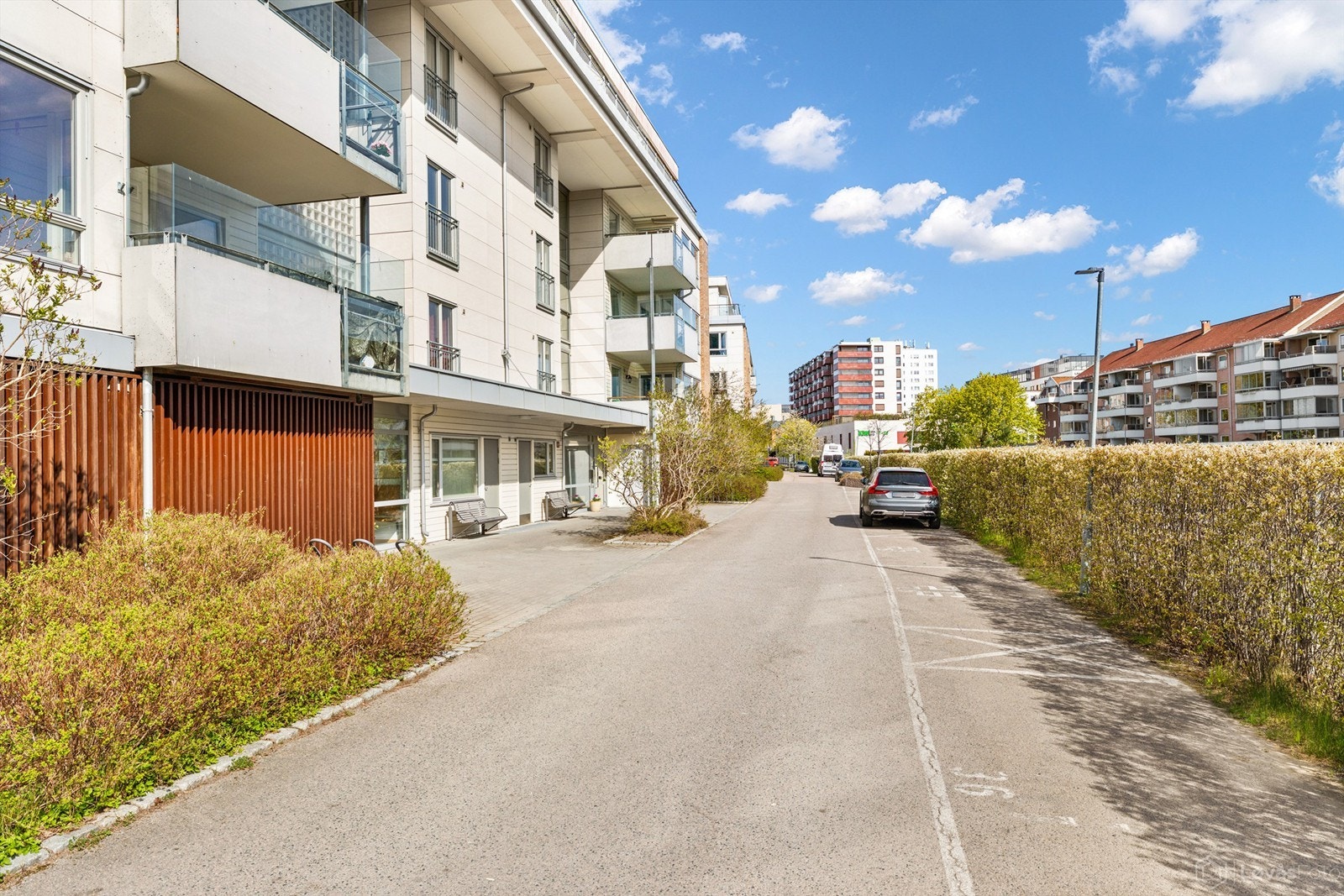 Det medfølger en fast parkeringsplass, merket med nr. 36, plassert umiddelbart utenfor blokkens hovedinngang. Galleribilde