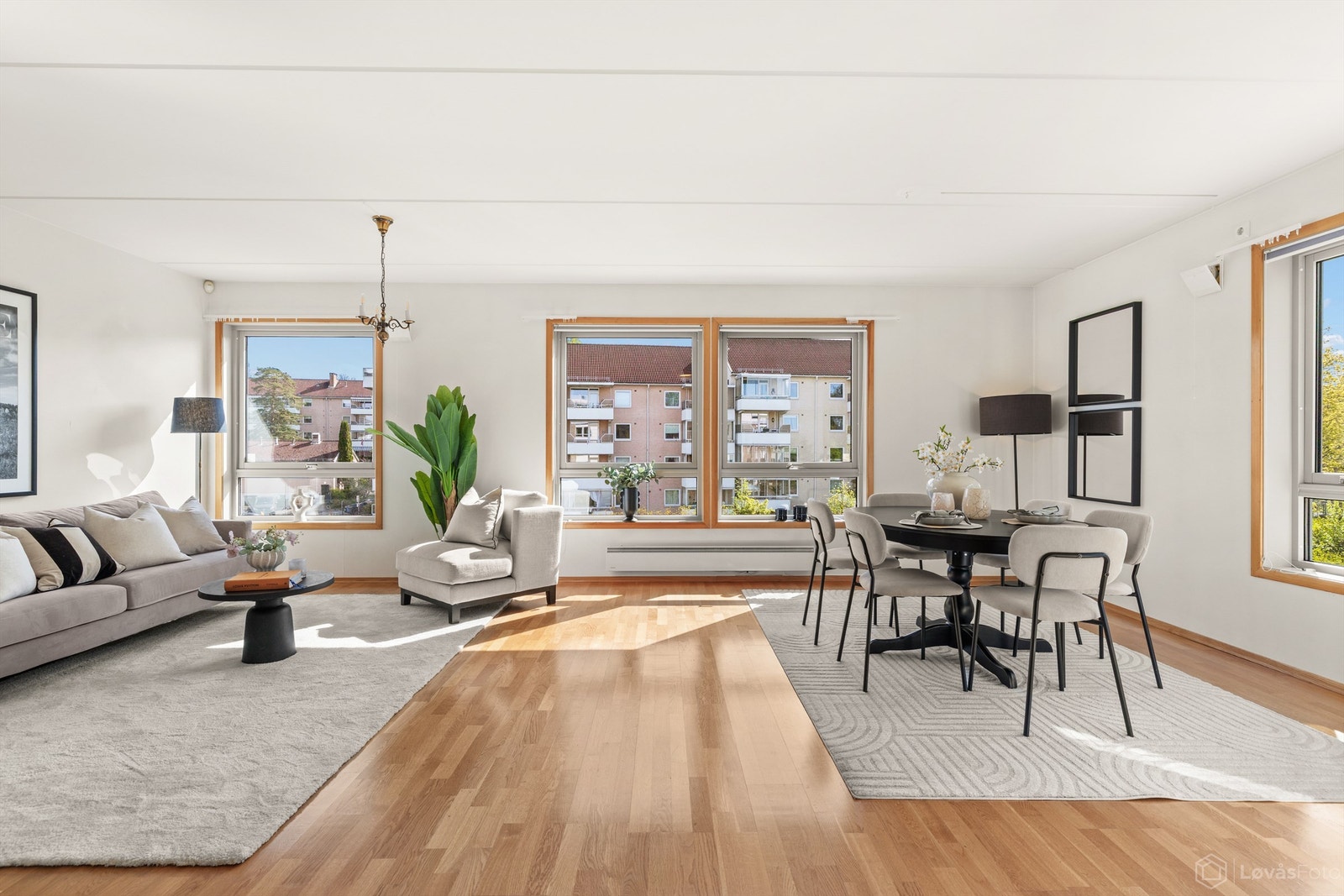Den romslige stuen/spisestuen har plass til både sofagruppe og spisebord. Parkett på gulv er gjennomgående i oppholdsrommene. Galleribilde