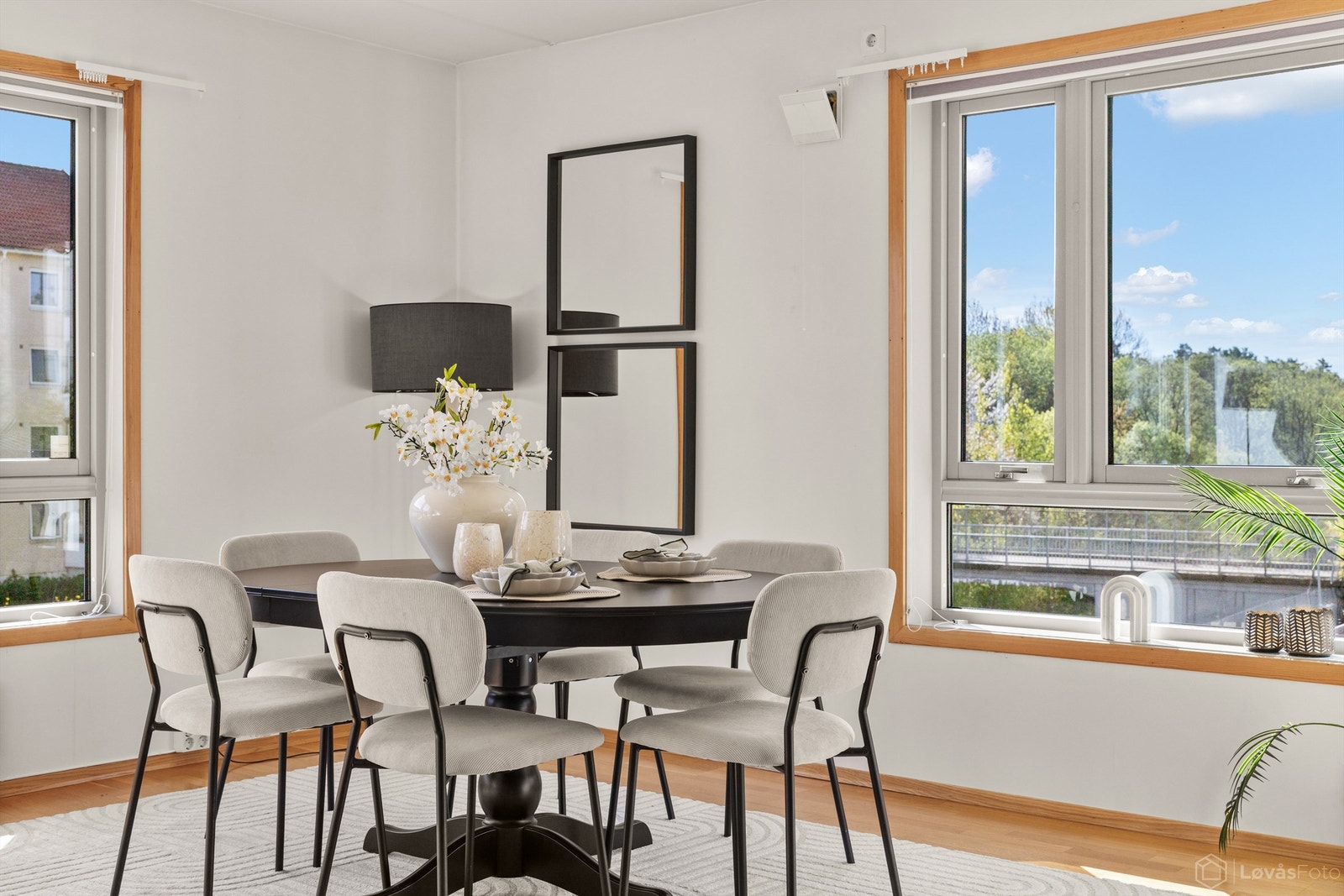 Spisestuen er en naturlig del av det åpne allrommet, med god plass for sosiale sammenkomster. Galleribilde