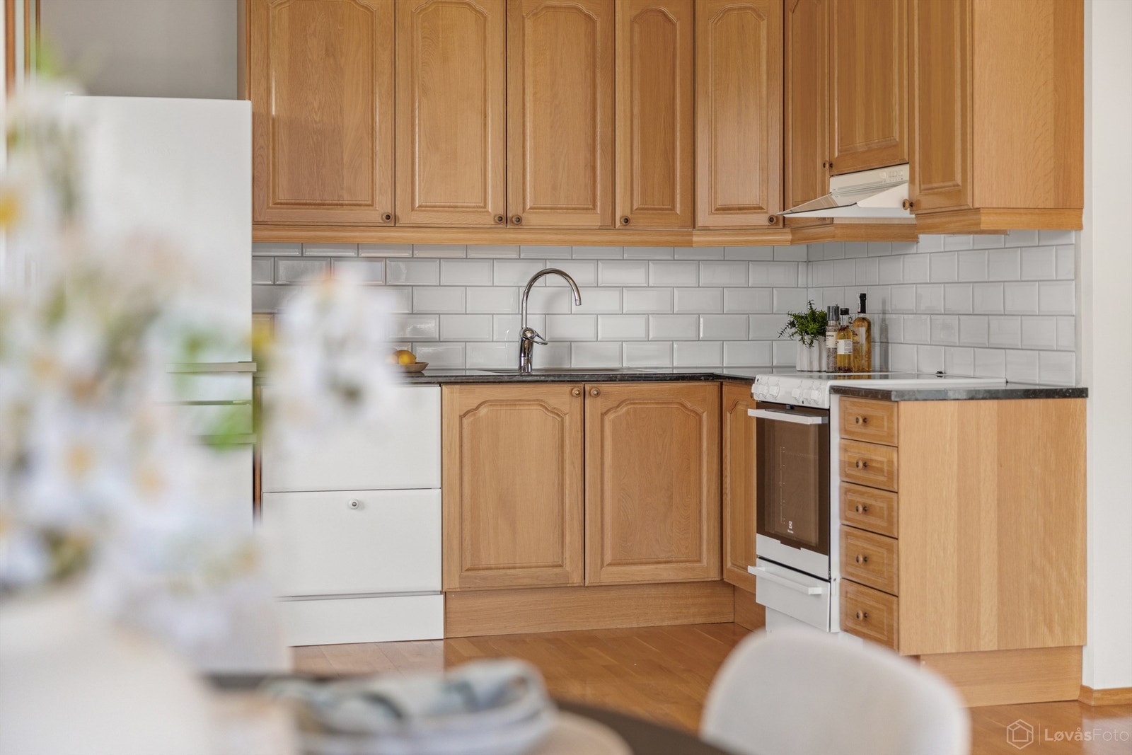 Innredningen har en kombinasjon av slette og profilerte fronter med laminert benkeplate. God skap- og benkeplass. Galleribilde