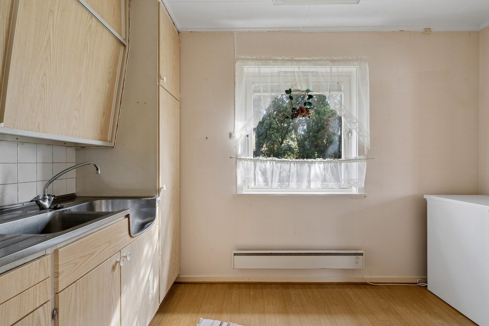 Ventilasjon er basert på naturlig avtrekk, med kjøkkenventilator som fører til kaldloft. Galleribilde