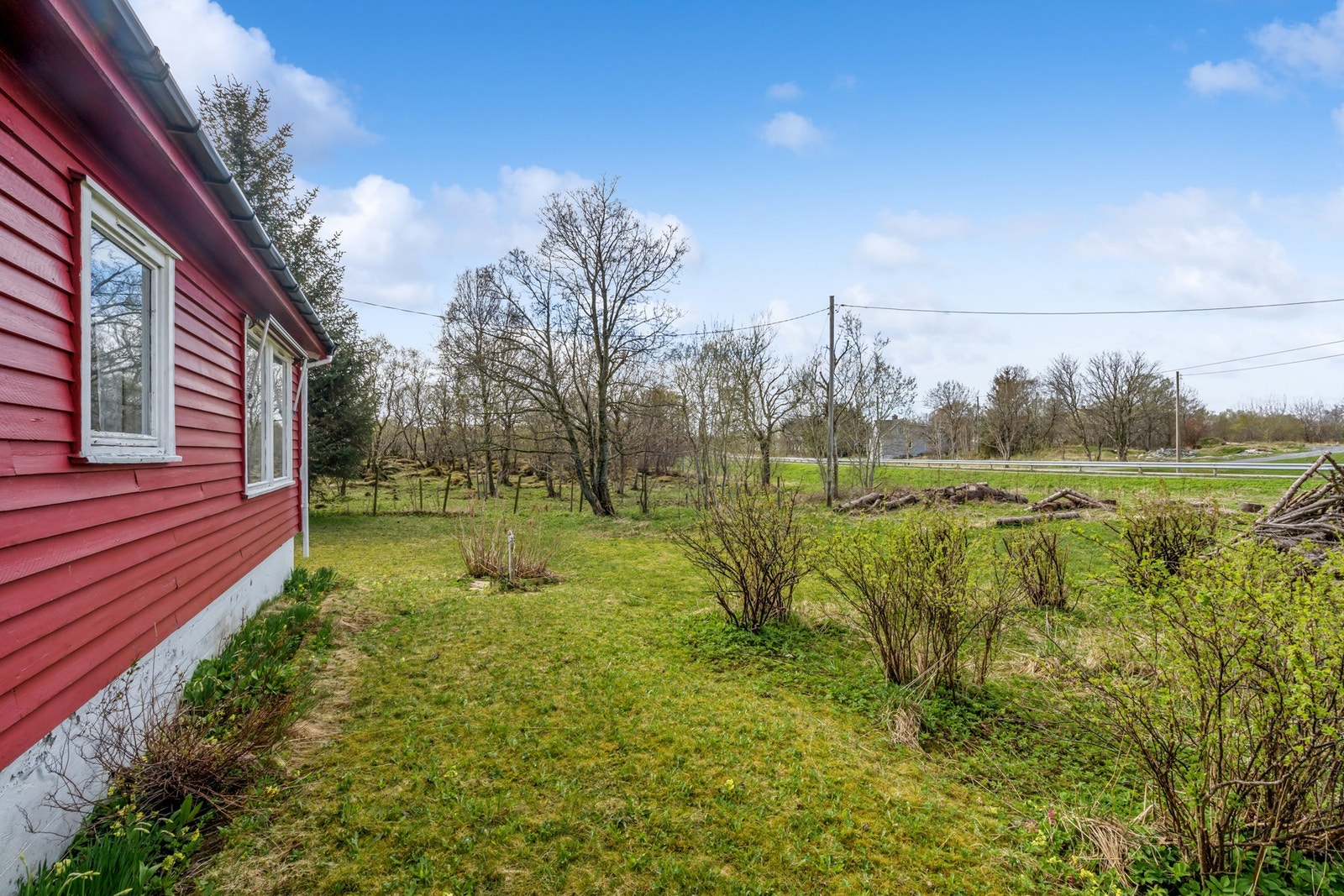 Eiendommen ligger i et etablert område med kort vei til Herøy barnehage og Herøy skole. Flere dagligvarebutikker er også i nærheten. Galleribilde
