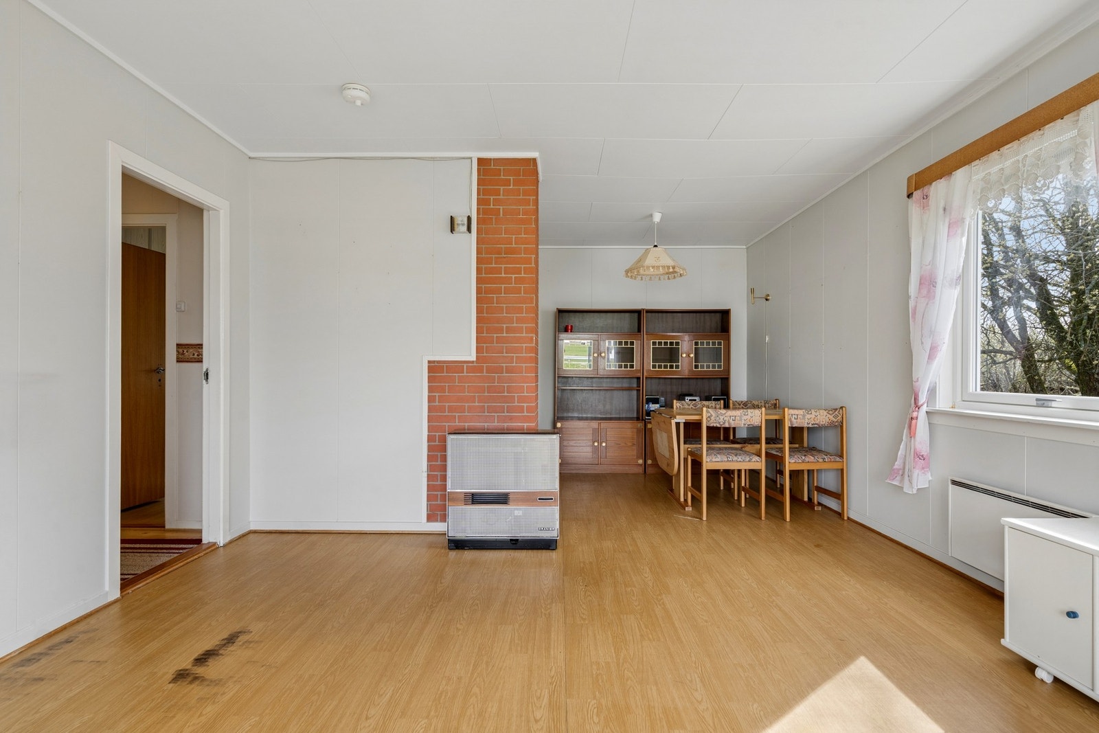 Overflatene i boligen består hovedsakelig av belegg på gulv, samt tapet og malte plater på veggene. Galleribilde