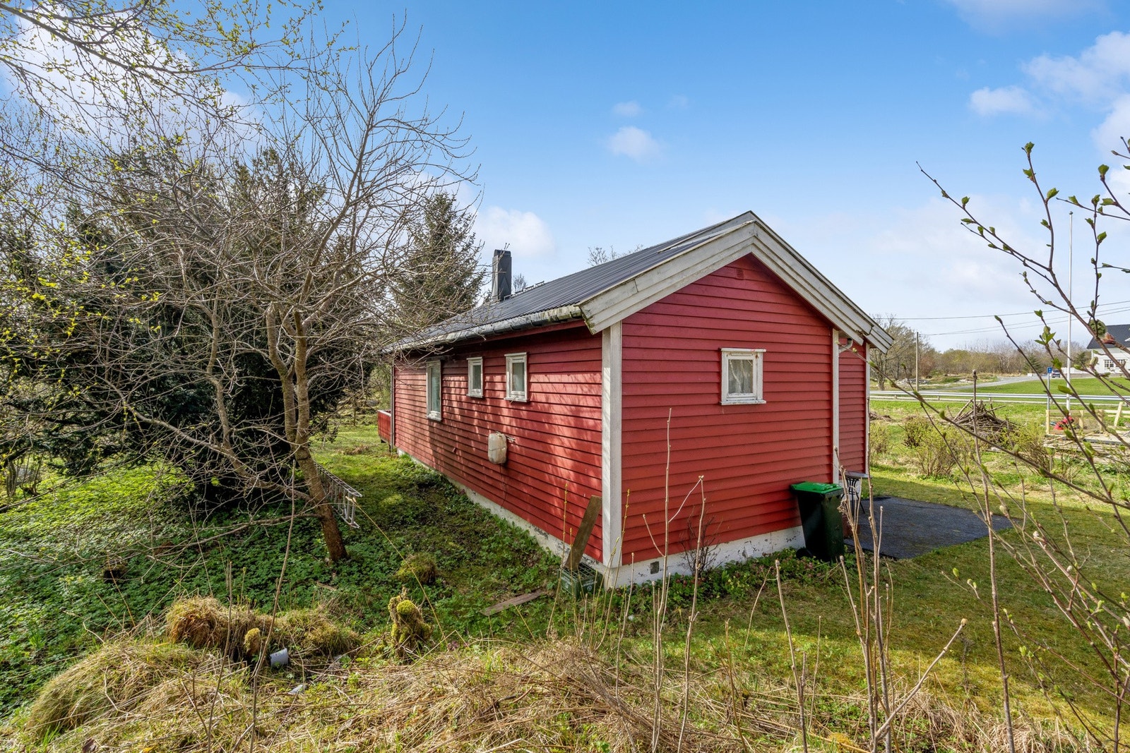 Boligen er fundamentert på en ringmur av betong. Galleribilde