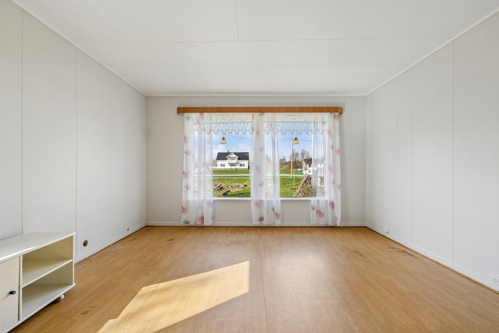 Vinduene i boligen er malte trevinduer med 2-lags glass. Galleribilde