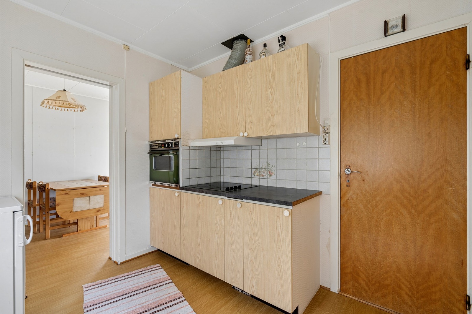 Kjøkkenet er utstyrt med integrert komfyr og platetopp av eldre årgang. Galleribilde