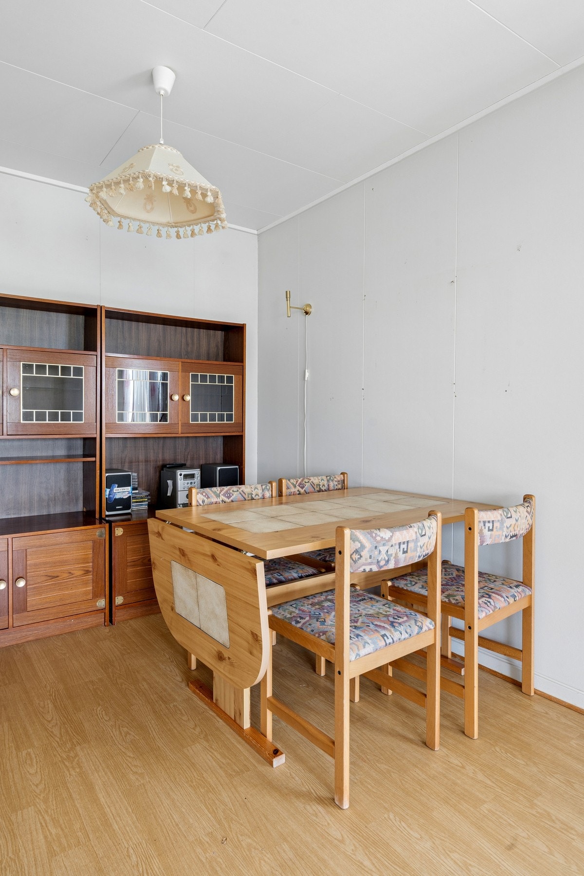 Stuen har en naturlig sone for spisestue. Galleribilde