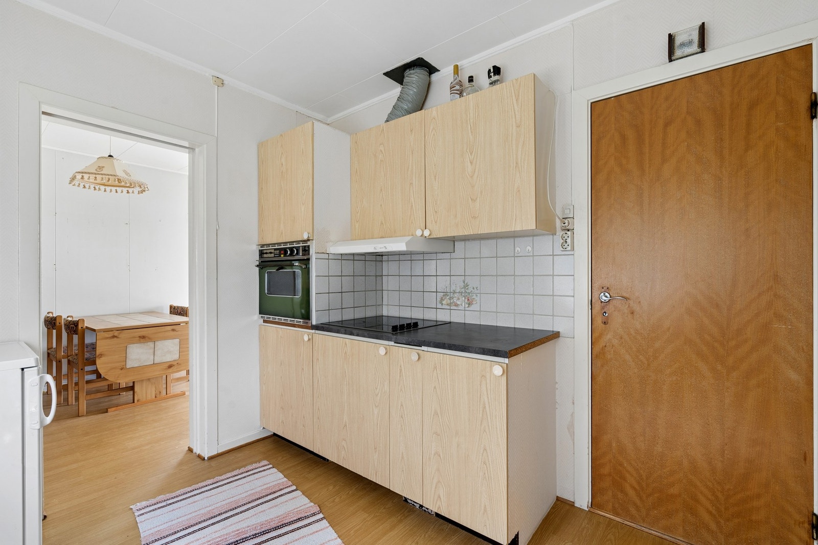 Kjøkkeninnredning med glatte fronter og benkeplate i laminat. Galleribilde
