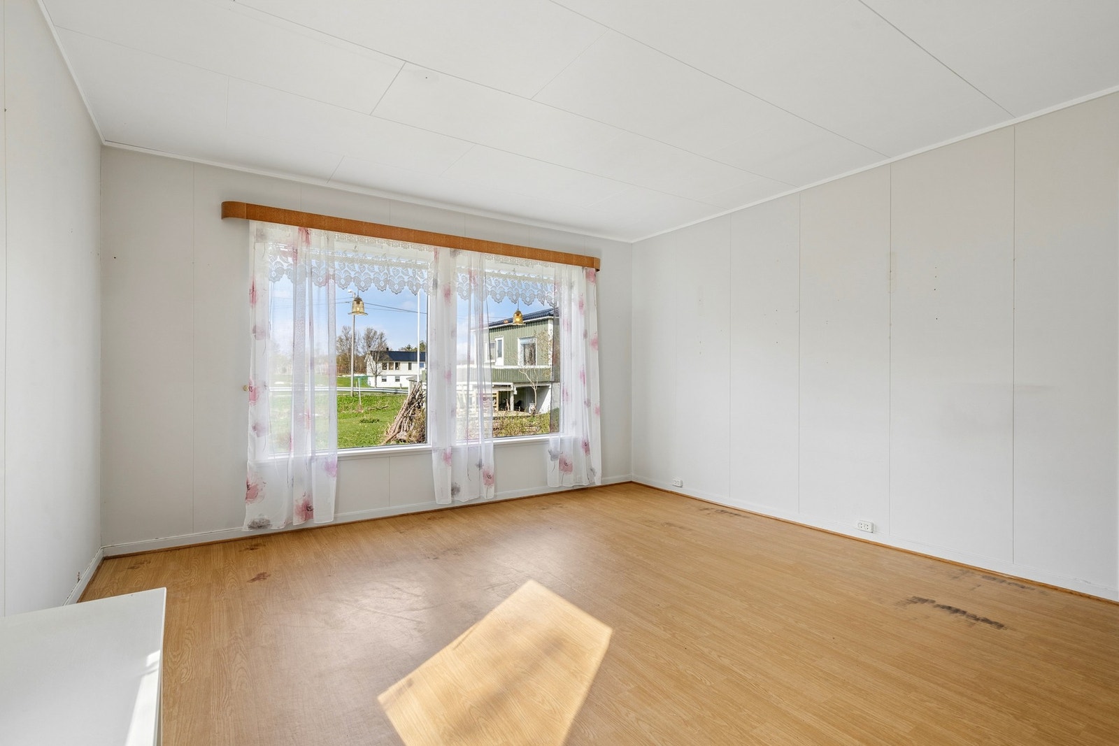 Oppvarming skjer via strøm og oljeovnen i stuen. Galleribilde