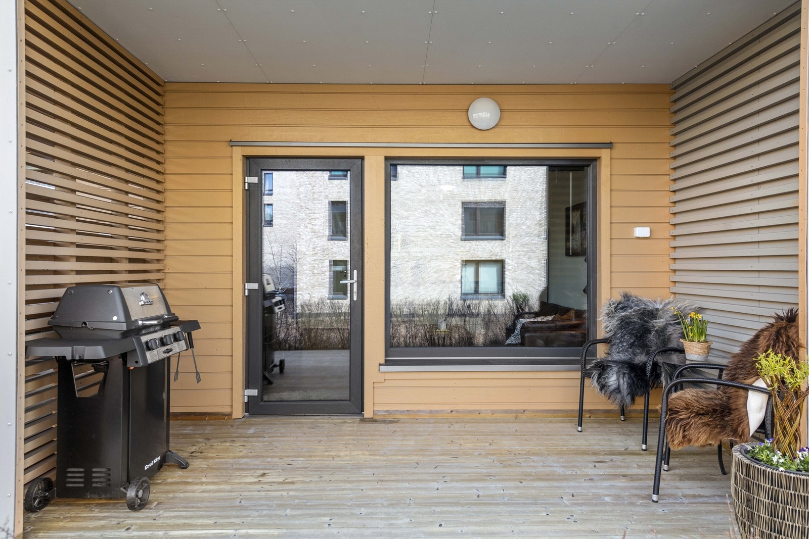 Nordvendt markterrasse med god plass til utemøbler. Galleribilde