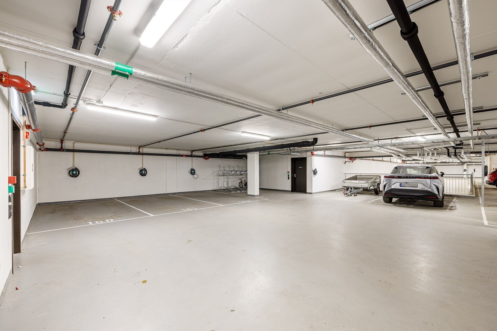 Det medfølger en fast garasjeplass innendørs i oppvarmet garasjeanlegg. Fastmontert elbillader til eget bruk. Det er heis ned til garasjeplass. Galleribilde