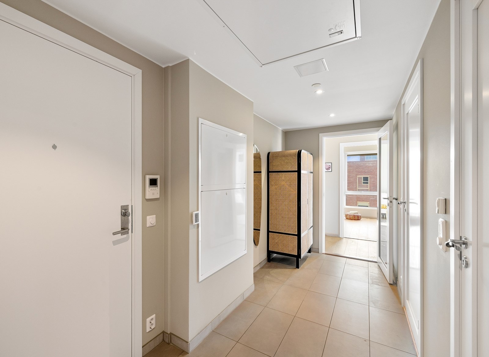 Du ønskes velkommen inn i en lys og praktisk entré med god plass til sko og yttertøy. Her er det flislagt gulv med behagelig gulvvarme, og veggene er malt i tidsriktige farger som gir et moderne og innbydende uttrykk. Velkommen inn! Galleribilde