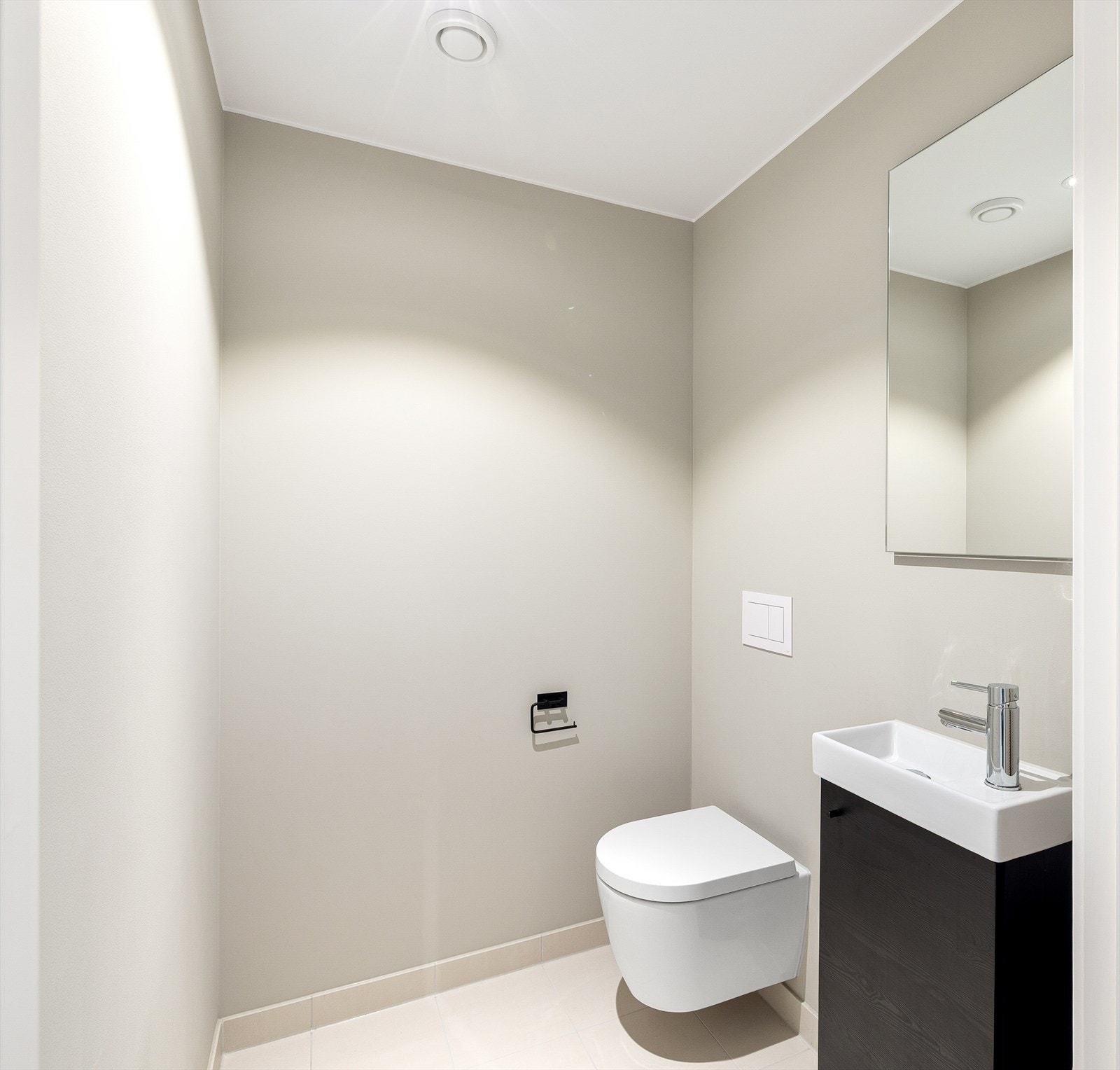Leiligheten har i tillegg et separat WC-rom som ligger vegg-i-vegg med badet, noe som gir ekstra komfort og gjør at boligen har to toalettløsninger. Galleribilde