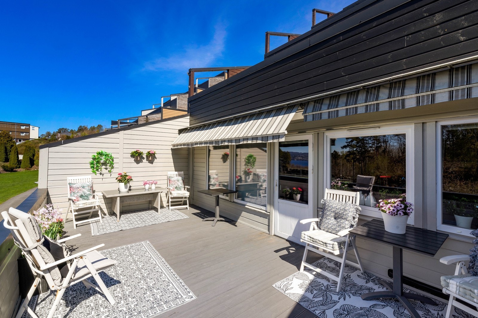 Stor solrik terrasse med god plass til utemøbler. Galleribilde