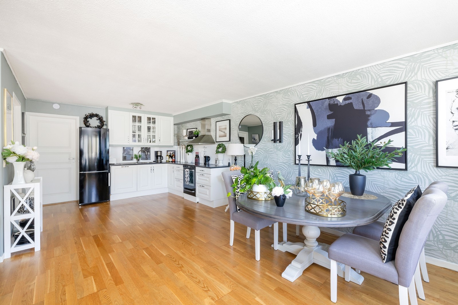 Stuen er åpen mot kjøkken. Galleribilde