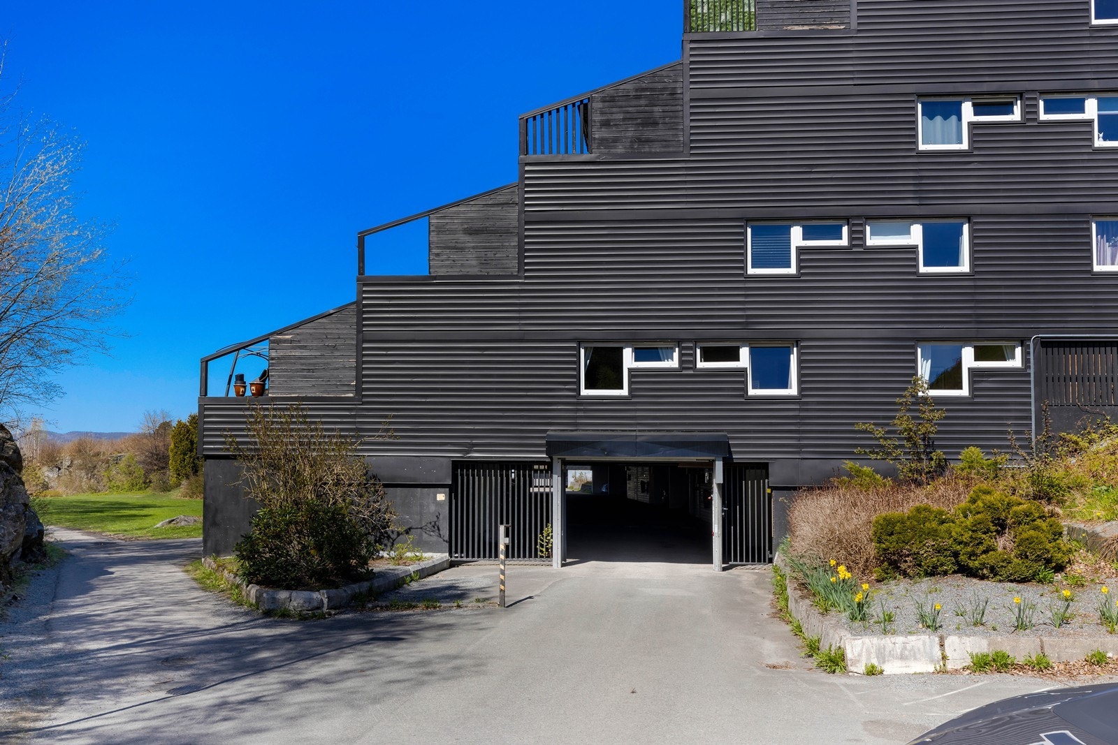 Innkjøring til garasjeplasser. Galleribilde