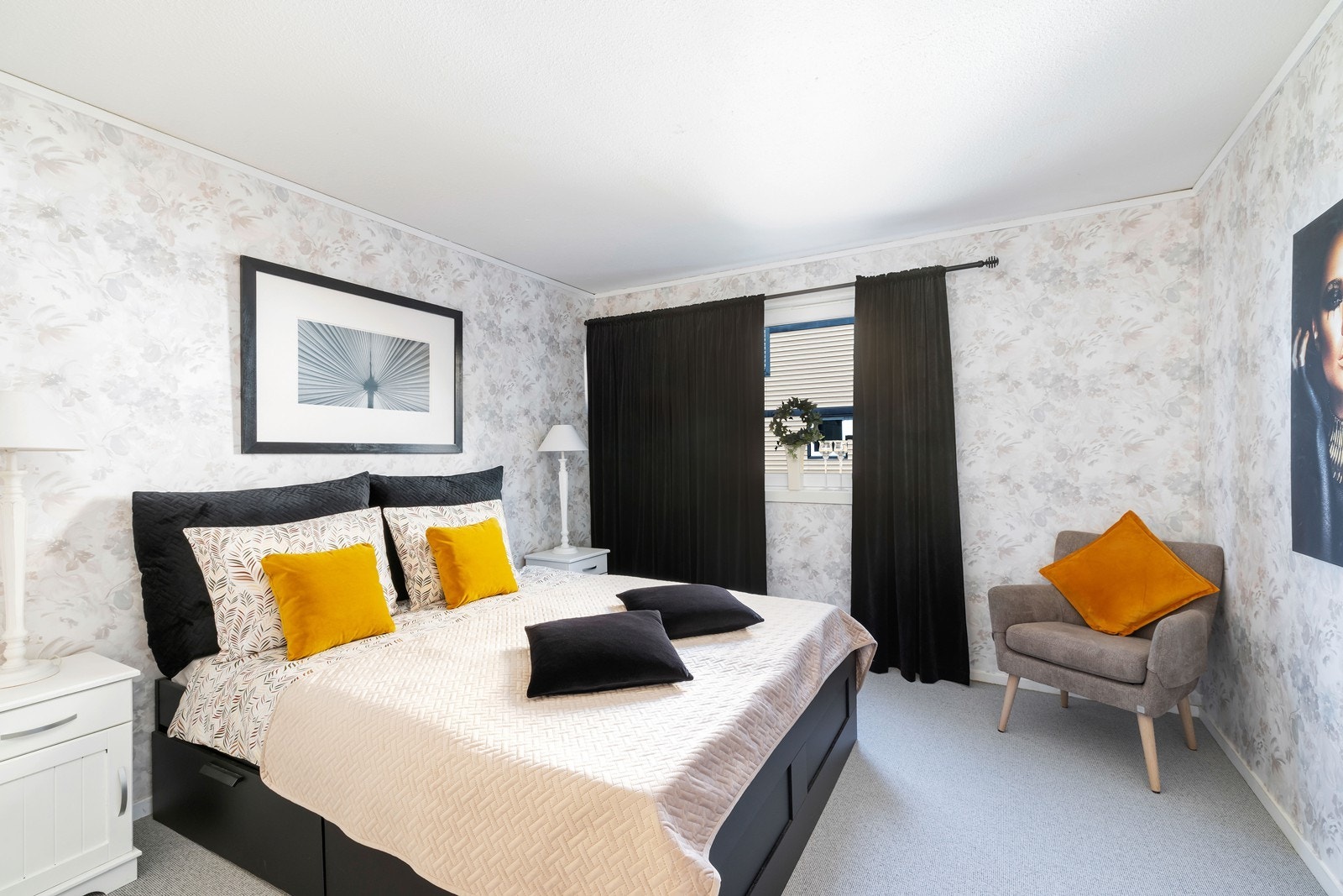 Hovedsoverom med inngang til bod/walk in garderobe. Galleribilde