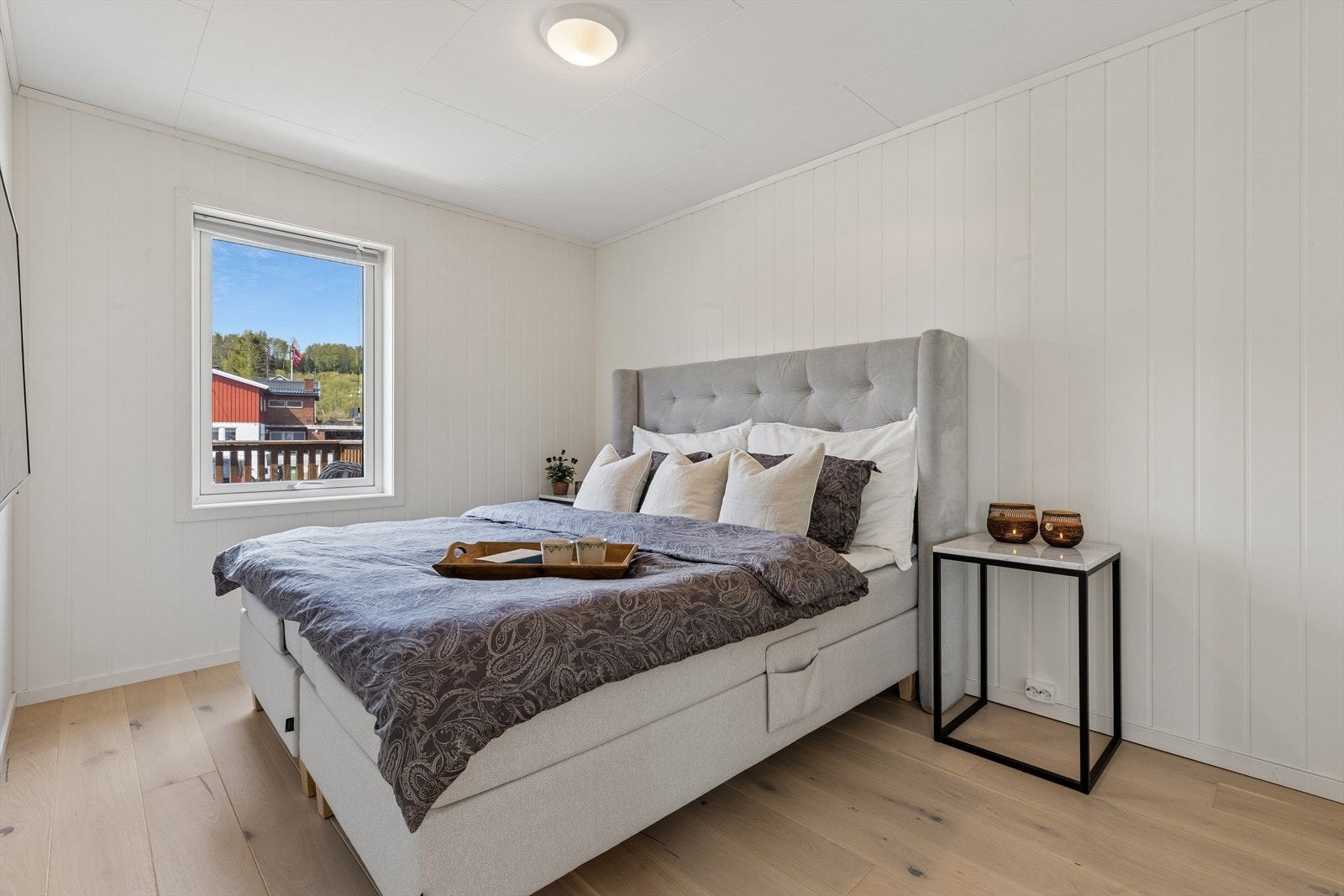 Hovedsoverommet har god plass til dobbeltseng og nattbord. Det er plass til garderobeskap her inne, til høyre for sengen om man trenger dette. Galleribilde