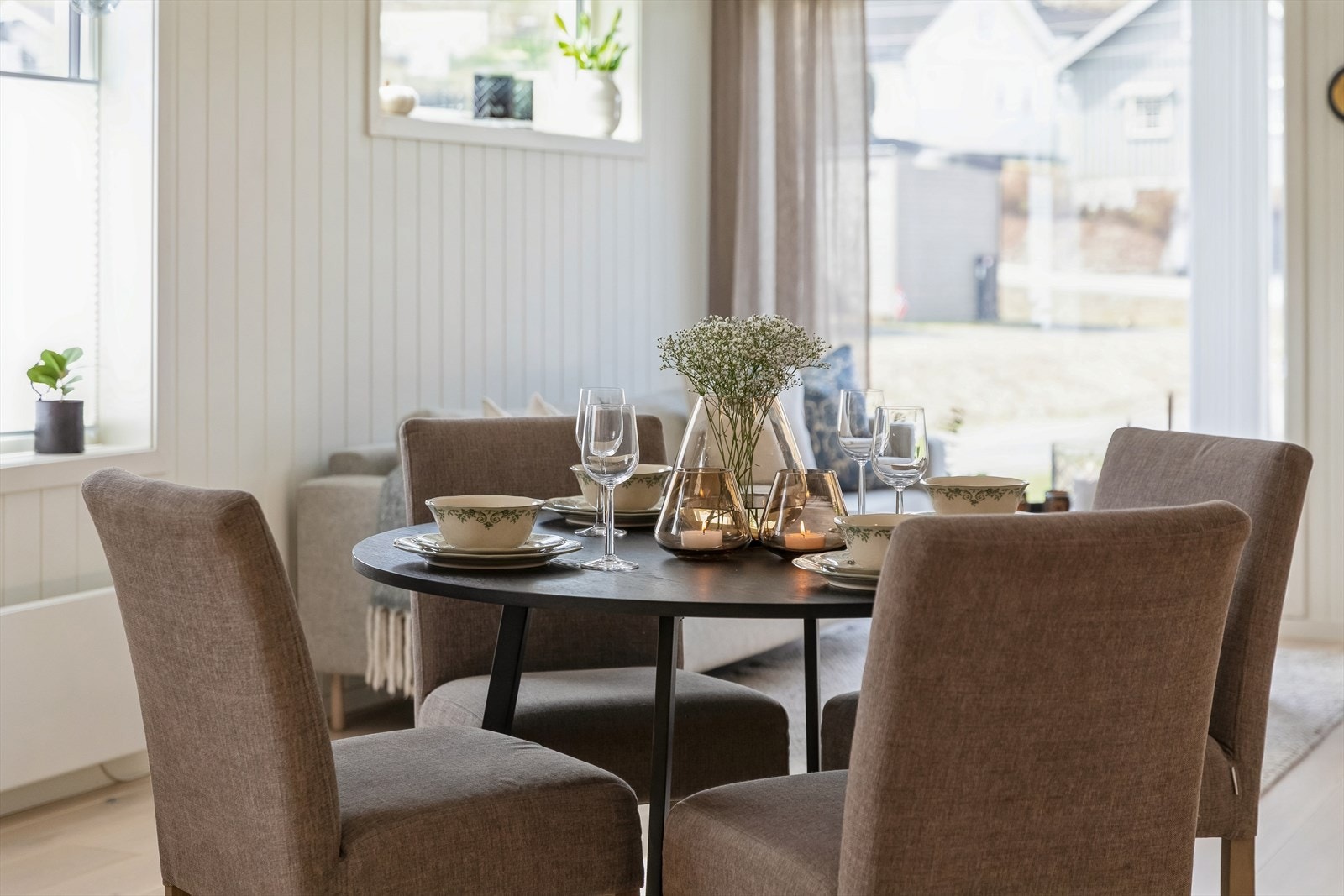 Vinduer med 2-lags isolerglass bidrar til energieffektivitet. Galleribilde