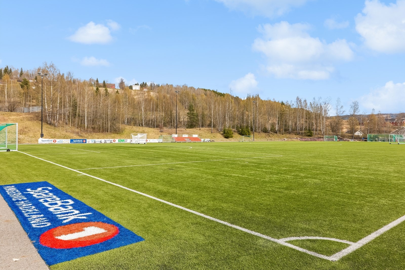 I umiddelbar nærhet ligger Frøystad idrettsanlegg med tilbud som fotball, svømmehall og friidrett. Galleribilde