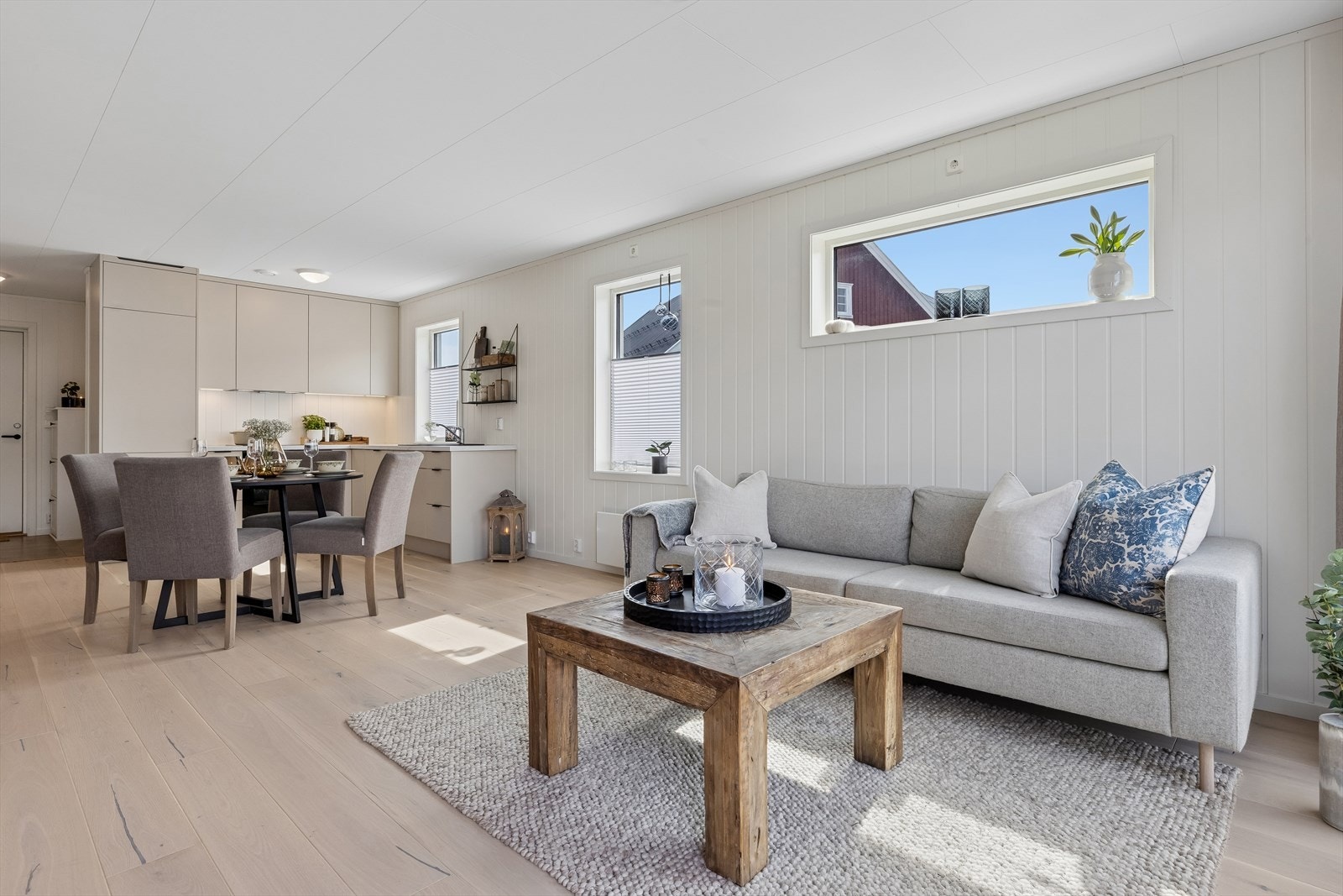 Stuen er romslig og har god plass til både sofagruppe og spisebord. Galleribilde