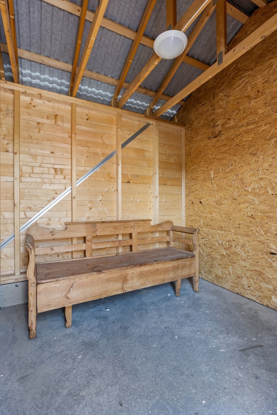 Leiligheten disponerer en romslig, låsbar bod i et separat bygg, i tillegg til egen parkeringsplass. Galleribilde