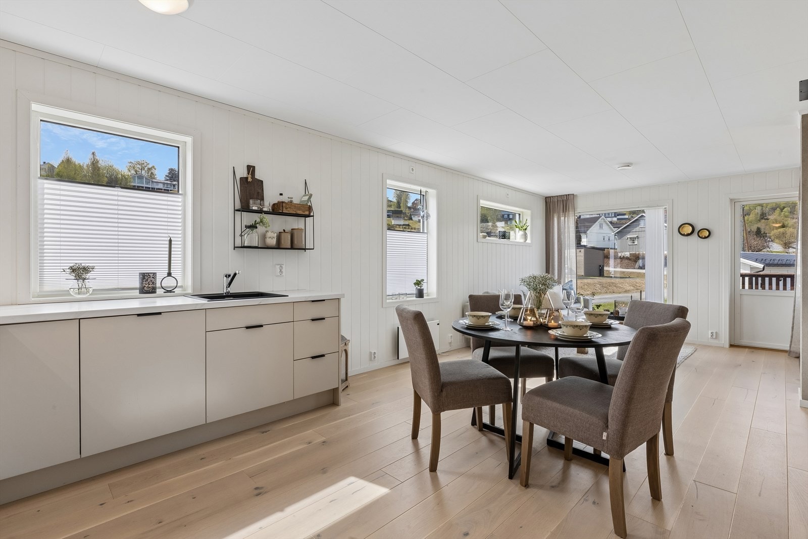 Gjennomgående enstavs parkett og malte panelplater på veggene skaper et helhetlig inntrykk. Ettersom dette er en endeleilighet har man ekstra godt med vinduer som gjør leiligheten luftig og lys. Galleribilde