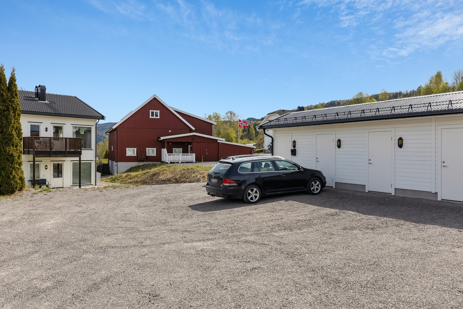 Bygget er en del av Mellerudgutua Borettslag, oppført i 2022 med gruset gårdsplass og fellesarealer. Man disponere en utebod hver og det er god plass til å parkere. Man kan installere elbillader om man ønsker dette. Galleribilde