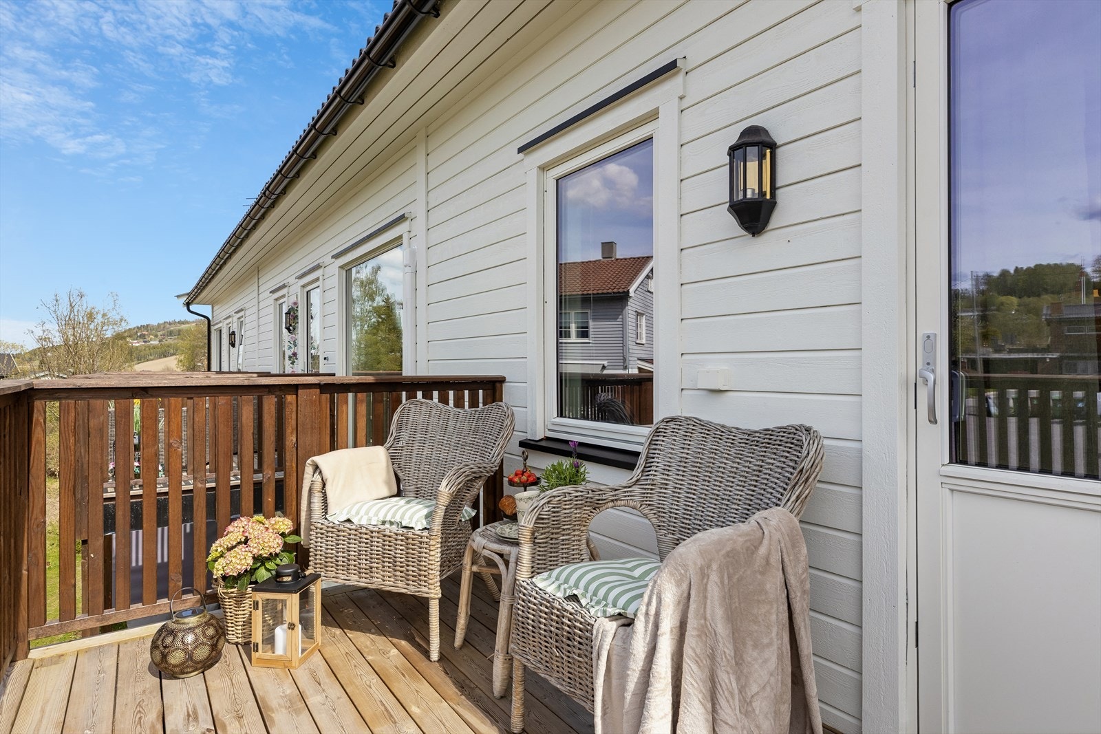 Den vestvendte balkongen har god plass til en sittegruppe og utgang fra stuen. Galleribilde