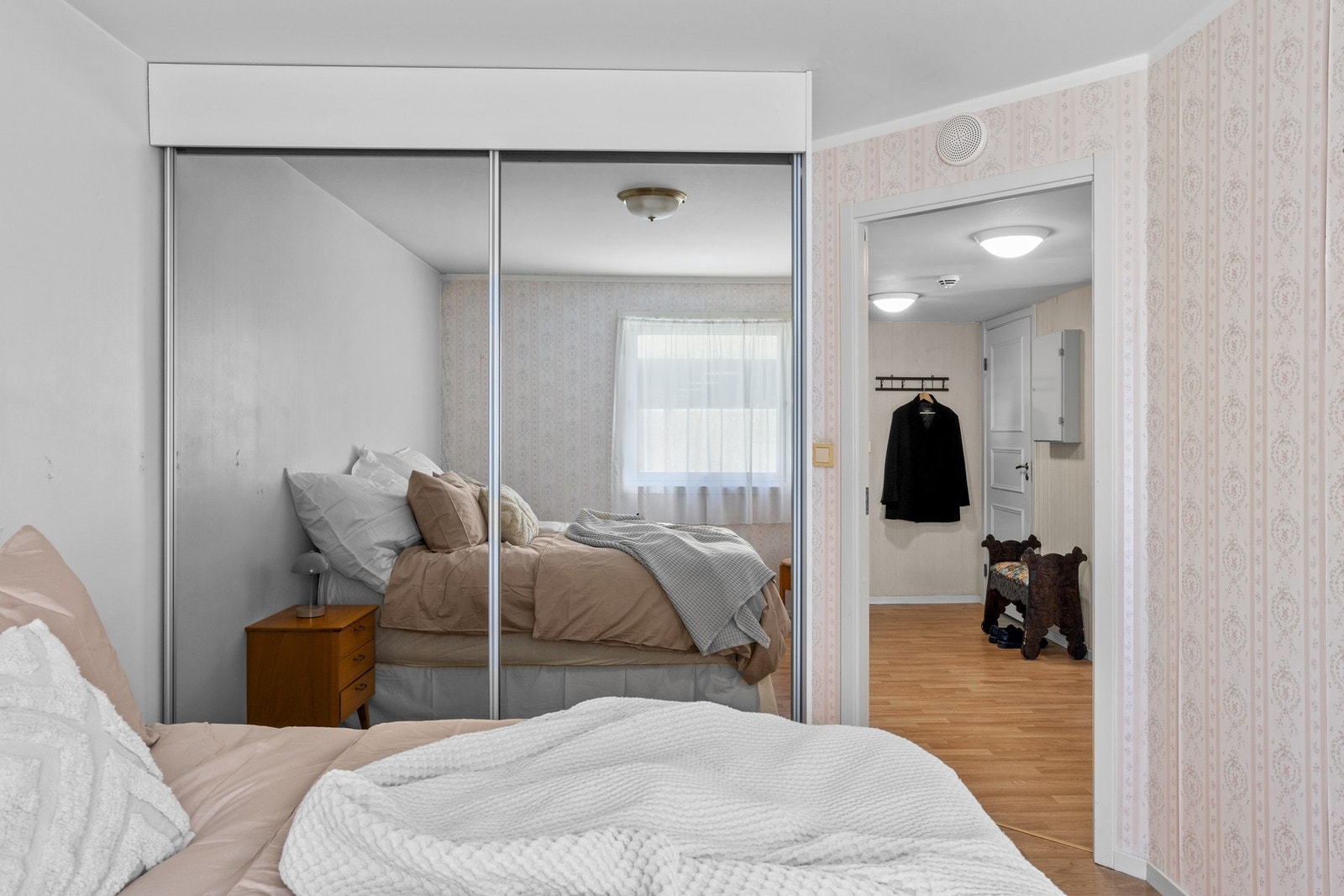 Det er montert en stor skyvedørsgarderobe med speilfronter på hovedsoverommet Galleribilde