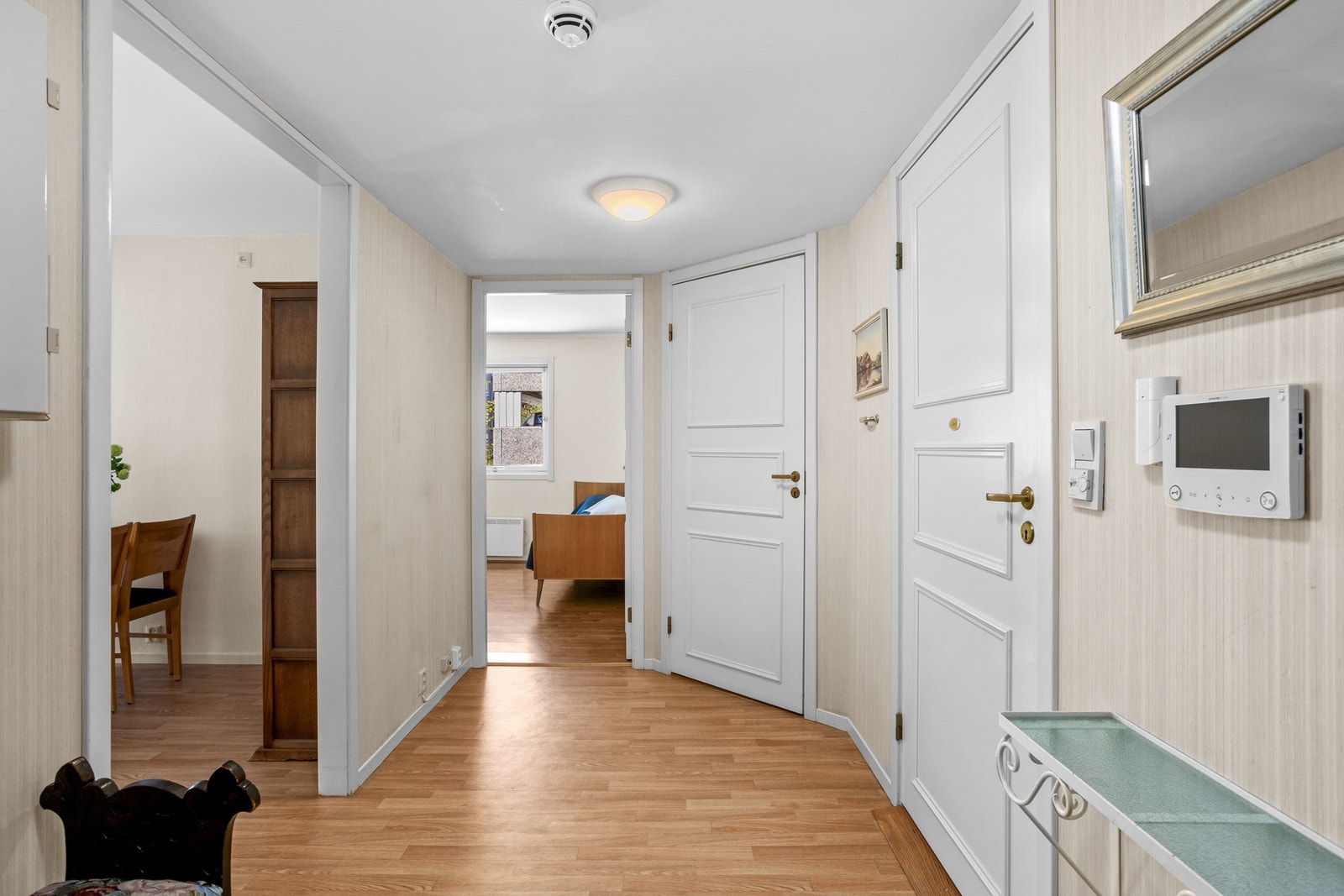 Romslig entré/gang med belegg på gulv, tapetserte vegger og malt flate i himling Galleribilde