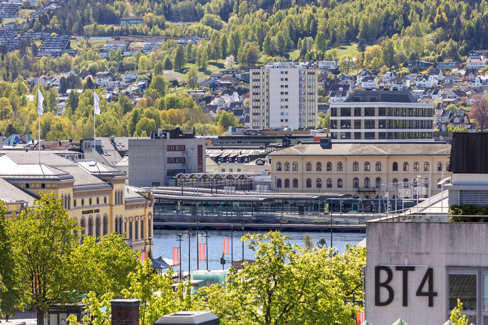 Du kan også se Drammenselva fra takterrassen Galleribilde