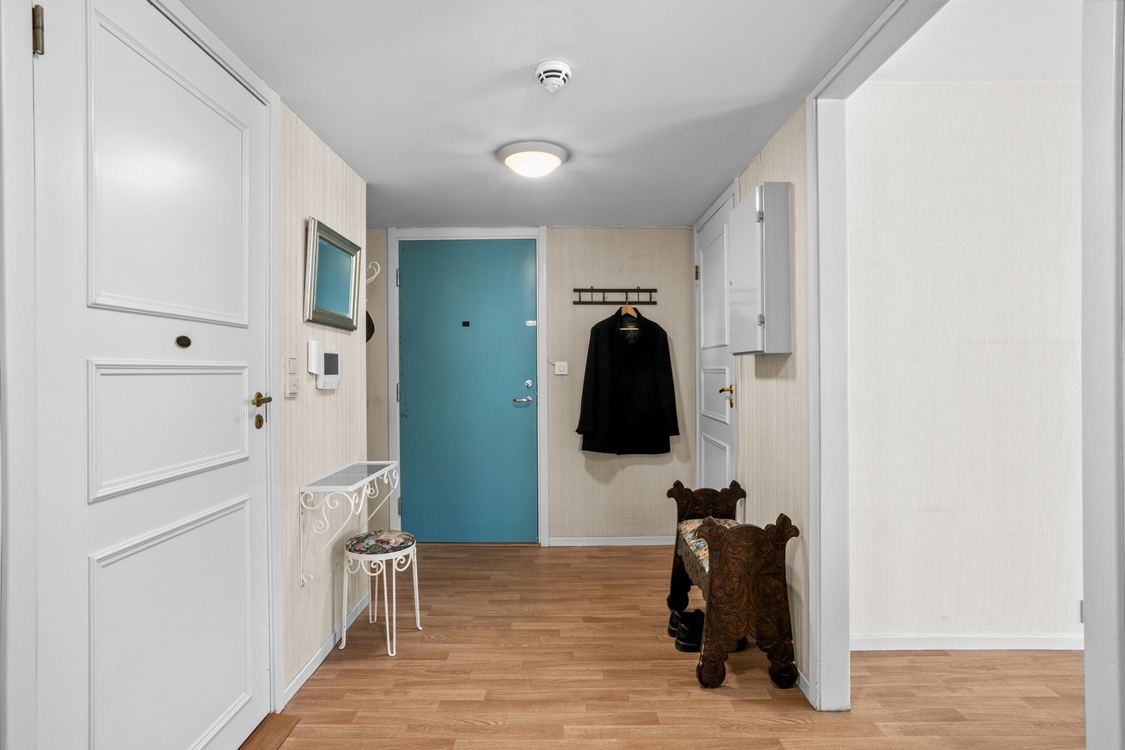 Entréen er utstyrt med dørcalling og knaggrekker for praktisk oppheng av yttertøy Galleribilde