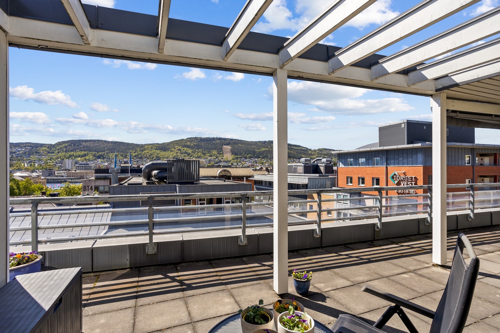Borettslaget har en solrik felles takterrasse som kan brukes av alle beboere Galleribilde