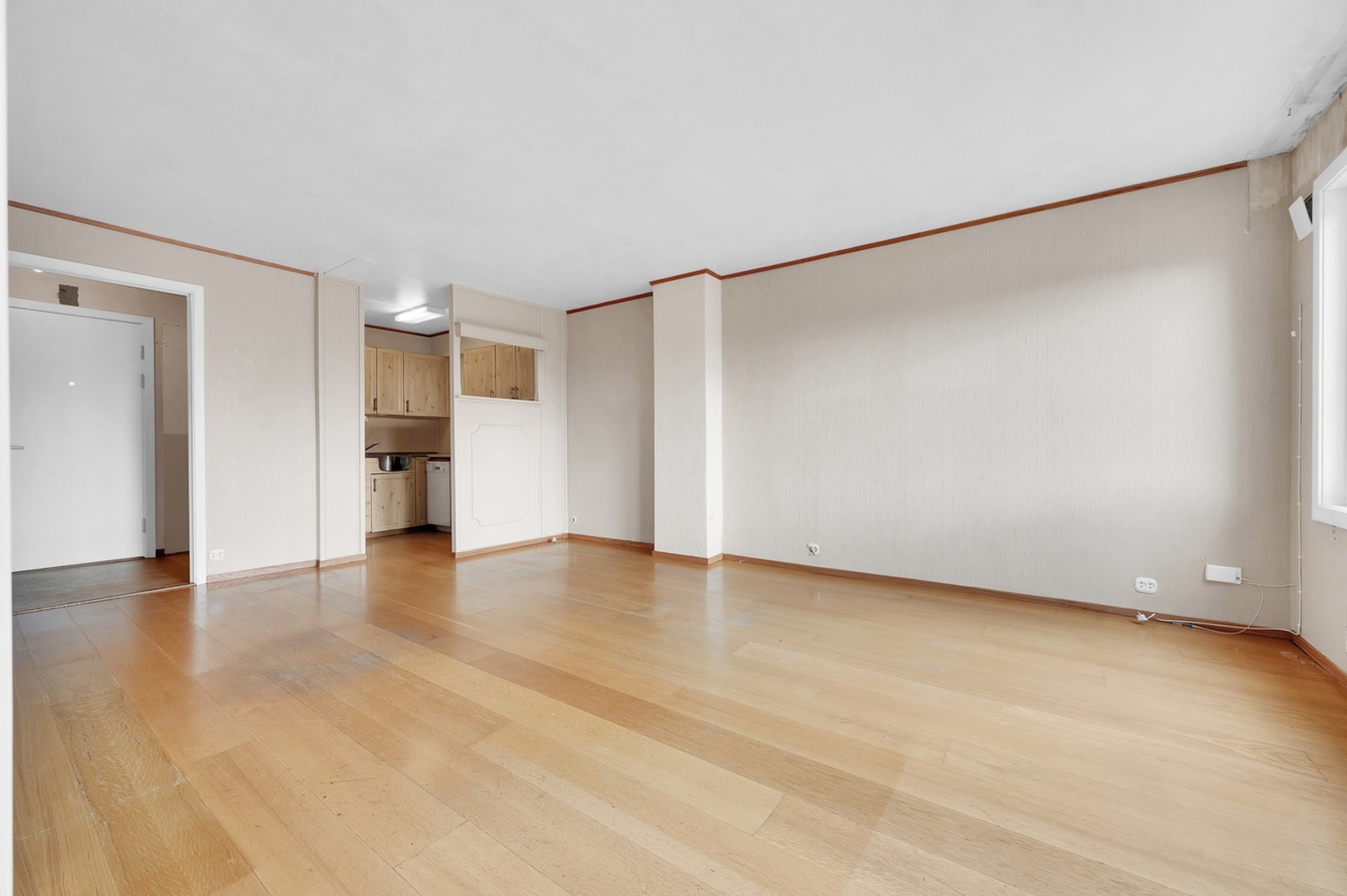 Stuen har laminat på gulvet. Det er behov for renovering av leiligheten. Galleribilde